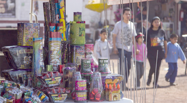 TULTEPEC, ESTADO DE MÉXICO, 23DICIEMBRE2012.- Cientos de personas acudieron al mercado de Cohetes en Tultepec para comprar distintos de estos juegos pirotécnicos y poderlos usar por la noche. FOTO: ENRIQUE ORDÓÑEZ /CUARTOSCURO.COM