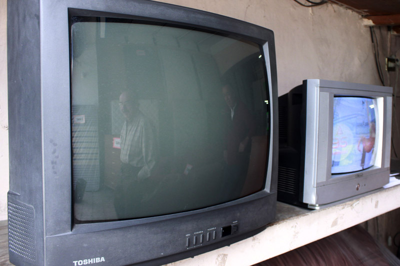 PUEBLA, Pue., 04 Julio 2013.- Ante el apagón analógico que se presentará en los próximos meses en la zona centro del país, más de 1.4 millones de televisores analógicos podrían ser desechados; sin embargo según información del INEGI, en Puebla el 84 por ciento de los hogares todavía cuentan con televisión analógica. //Hilda Ríos/Agencia Enfoque//