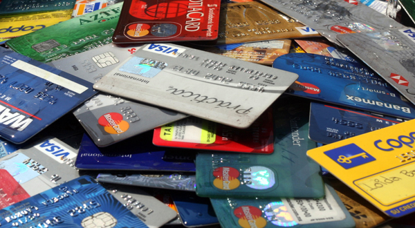 Deudores de tarjetas de credito incineraron algunas en el zocalo de Veracruz en protesta por las altas comisiones que cobran IMAGEN FOTO/ Horacio Zamora LUGAR/ Veracruz FECHA/ 12 de Marzo 2009