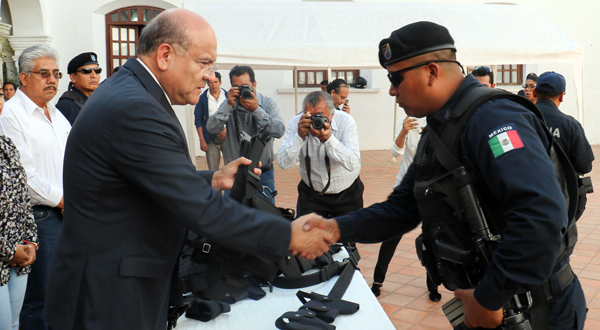entrega-equipo-policias